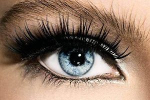How False Eyelashes Become A Must-Have Makeup Props